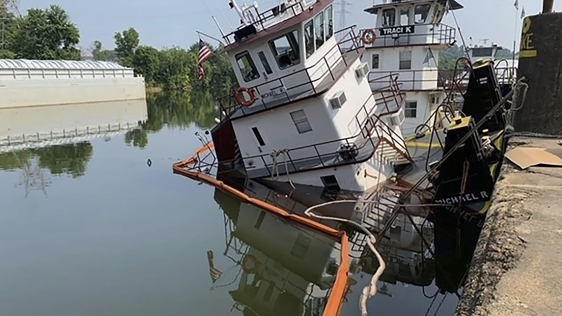 UPDATE: Alabama beach park reopened after diesel fuel that spilled into Tennessee River dissipates